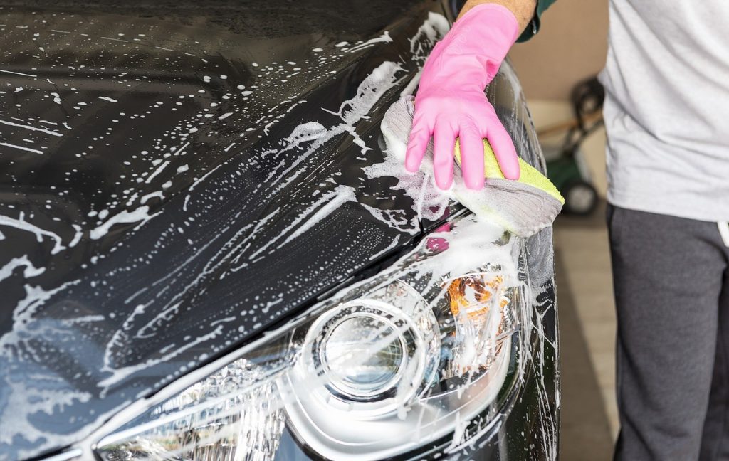 Mytí karosérie auta šamponem