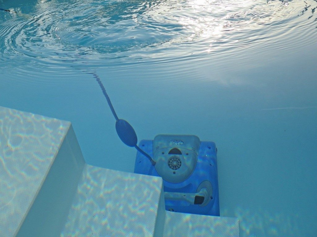 Čištění bazénu pomocí bazénového vysavače