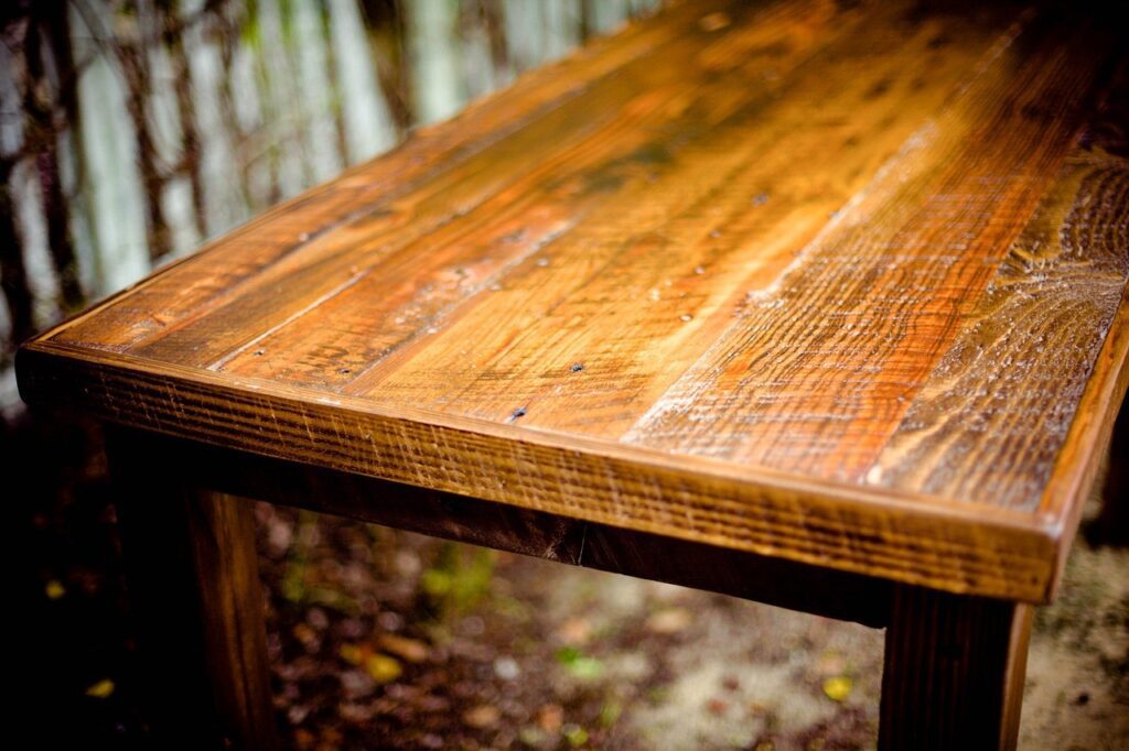 Jak čistit a ošetřovat dřevěný nábytek z masivu?